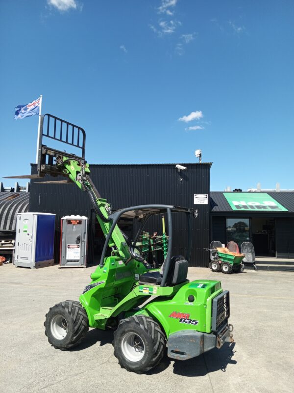 Loader - Avant Wheeled - Image 3